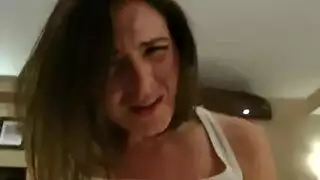 زوج مثير يمارس الجنس بقوة خلف ظهر زوجته