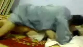 اثنتان من الأجنبيات الساخنات في ثلاثي صريح مكثف