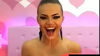 بلع عميق للقضيب الصناعي الضخم مع التهوع