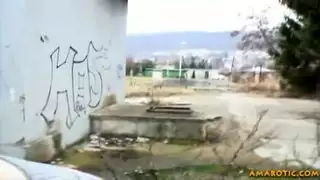 مراهقة استعراضية: تلعب بفرجها في العراء