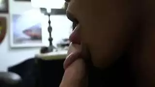تصرخ عالي جداً من الزبر الأسود
