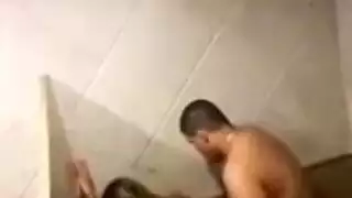 شاب سكران ينيك صاحبته في حمام الديسكو