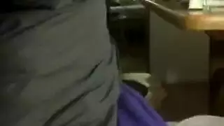 حارس أمن يرى حارسات المملكة المتحدة تمارسن الجنس الجماعي أثناء مشاهدة أفلام جنس صريحة