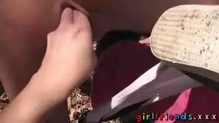 متلصص تبول في الغابة