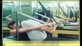 مركز لياقة xxx: وضعية الكلب القاسية مع مؤخرة ممتلة