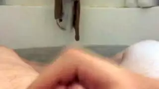 عاهرة صغيرة كسها الضيق يُلعق ثم يُنكح بعمق