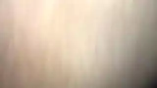 شقراء فاتنة مغطاة بقذف طازج بينما تشعر بقضيب نابض