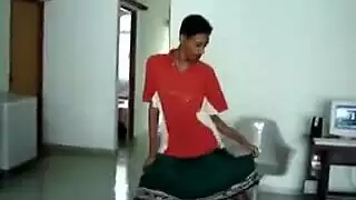 الفتاة المطعمة تأخذ حمامًا قذرًا مع شاب روسي مثير
