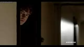 ليس لدى شارلوت كروس الجميلة ما يكفي من الكرات لتعليق صديقها