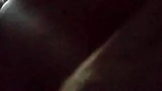 عاهرة سمراء نحيفة تُضرب بعمق في فتحتها الرطبة المجعدة من قبل شريك ثابت
