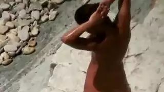 عاهرة سمراء تحب القصف الجيد بقضيب صلب