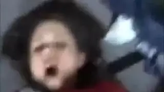 مراهقة تستعرض وتتناول قضيبًا صلبًا