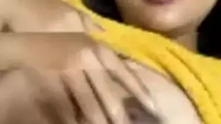 مشهد إباحي: أثداء مسلم آبي المثالية معروضة