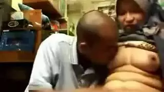 فرج آسيوي جنوب شرقي يتمدد على قضيب عربي