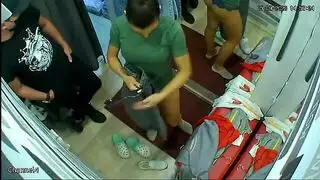 كاميرا خفية في مول تظهر فتيات يلمسن أنفسهن في كابينة التبديل