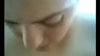 عاهرة شرق أوسطية تأخذ القضيب في فمها ثم من فوقه