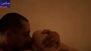 روني مارا ذات الصدر الكبير تأخذ عدة أعضاء ذكرية في إباحية سياسية