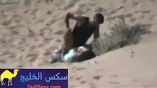 جنس قوي على الساحل: فتاة تمارس الجنس مع صديقها