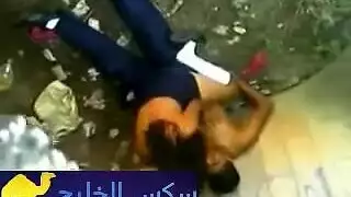 شريط جنسي سري في الأنقاض: شاب يحفر فتاة على حائط متداع