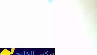فتاة شوارع تأخذ قضيبًا في وجهها وتنزل المني في العراء