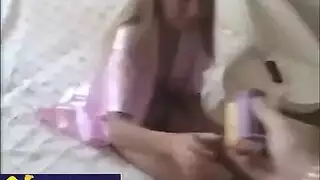 مهبلها يتألم بينما يتفتح، تتوسل إليه ألا يتوقف عن نيكها بعمق