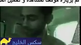 جلسة نيك حارقة في المقعد الخلفي للسيارة