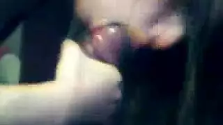شهقات صديقتها في غرفة النوم تجعلها تمص القضيب مثل محترفة