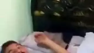 رجل كبير يضاجع أختين في جلسة مثلثة صريحة إباحية مصرية
