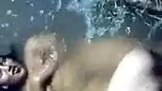 بنات تستحما وتشخ