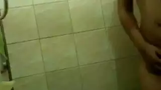 زوج مستأنس يعبد بنطال زوجته الداخلي قبل ممارسة جنس صريح