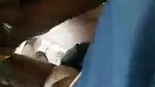 فتاتان سوداء وبيضاء في مهرجان جنسي ثلاثي حار