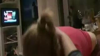 الأب المشعر يحصل على شرج خشن ويطلق سائله المنوي