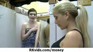 نيك عائلي من أجل البقاء مالياً