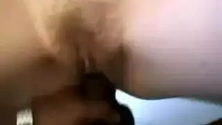 شقراء كبيرة الصدر تواجه قضيبًا مشعرًا