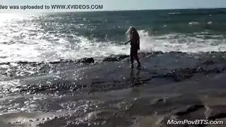 عرض إكس إكس إكس: آريا فيرونيك تكشف عن أثدائها العملاقة وتلعب بها بقوة