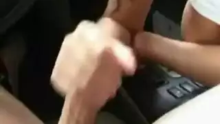 مراهقة سمراء تمارس جنسًا صارمًا في السيارة مع رجل أكبر