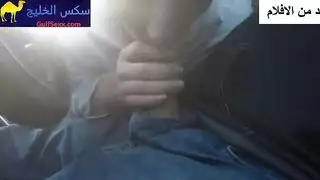 مص قضيب غير مقطوع في سيارة من فتاة عربية شغوفة