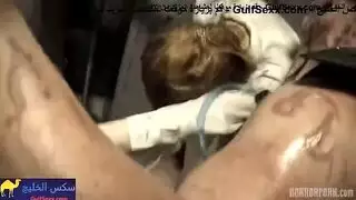 مخلوق مجسات يقذف سائل أسود على وجه الممرضة رعب إكس إكس إكس
