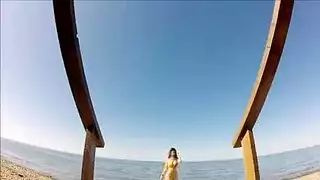 زوجة مطيعة تركع لمص قضيب قاسي