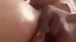 بنت تعمل حمام ميه علي نفسها