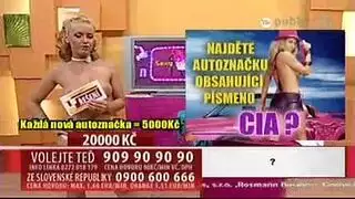 راكبة وقحة تظهر صدرها وتنيك