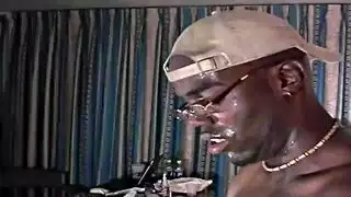 رجال مع بعض عنيف