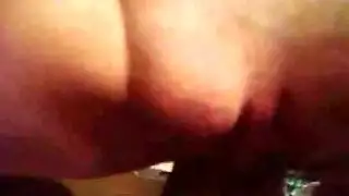 طالبة مراهقة في المنزل