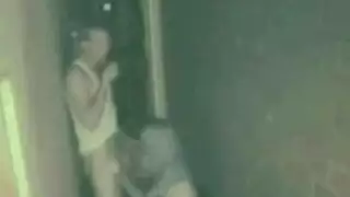 زوج مثار يمارس الجنس مع حيوانين بريين بينما زوجته الشقراء تستمني