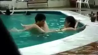 فتاة قزم تمتلئ بعمق