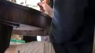 ابنيه حاصره واحد يبوس بيه ويلب ابصاره وتبولة امي اجت امي اجت