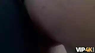 الهيمنة المالية: يدفع لها مقابل مص قضيبها وهي تئن