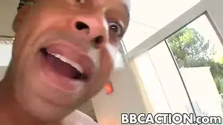 قضيب أسود وسميك يدخل امرأة في فتحة الشرج