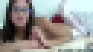 ام تمض زب ابنها كي تساعدة علي استرخاء