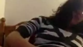 مطلقة ويائسة: العبث بالفرج منفردة وذروة صارخة